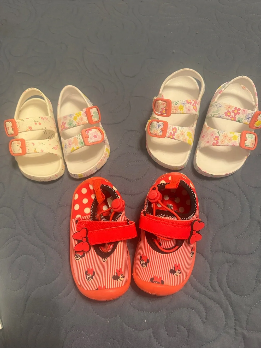 3 PAIR OF LITTLE GIRLS SHOES - SANDALS & A PAIR OF MINNIE MOUSE WATER SHOES